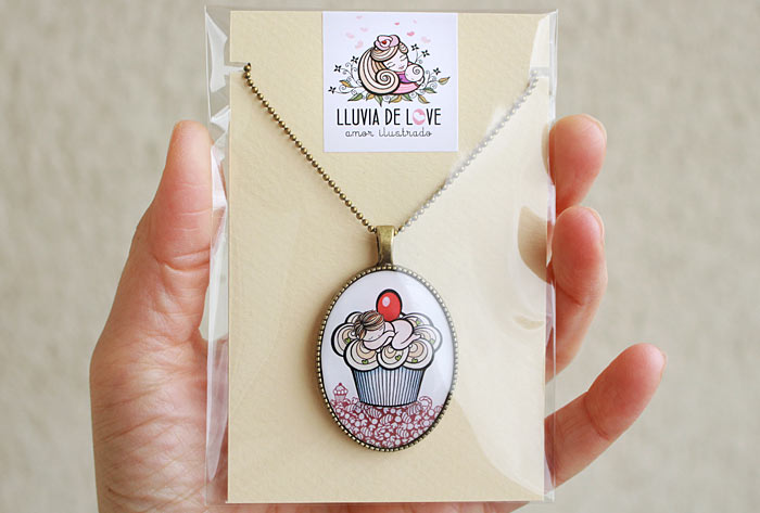 Packaging bonitos para bisutería. Colgante ilustrado con bebé y cupcake. Babycake