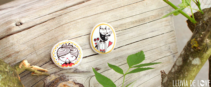 Ilustración personalizada familia. Brcohes de Caperucita Roja. Broche Lobo. Broches pintados a mano de porcelana fría. Artesanía en guipúzcoa