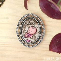 Regalos para mamás: broches con ilustraciones y dibujos de familias