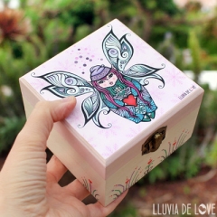 Cajas de madera hechas a mano con ilustraciones originales aplicadas con decoupage