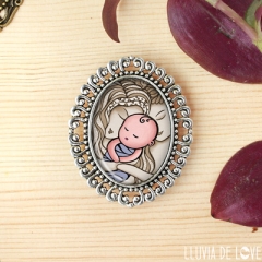 Familia abrazando a su bebé. Broches ilustrados con escenas de maternidad. Regalos para baby shower