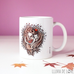 Taza ilustrada con una madre y sus dos hijos