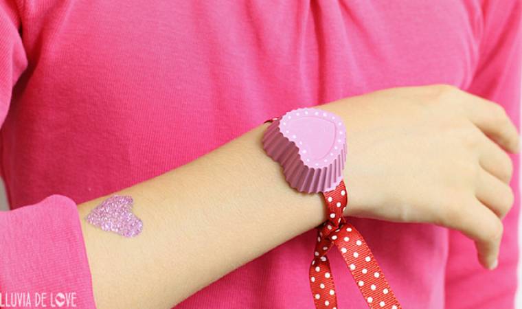 Fundir crayones para crear pulseras, pinturas con formas y colgantes para el árbol de Navidad