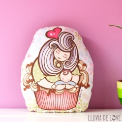Cojines ilustrados para madres. Cojín muñeca cupcake. Cupcake de tela. Mamá cupcake de chocolate. Almohada decorada. Muñeca de tela.